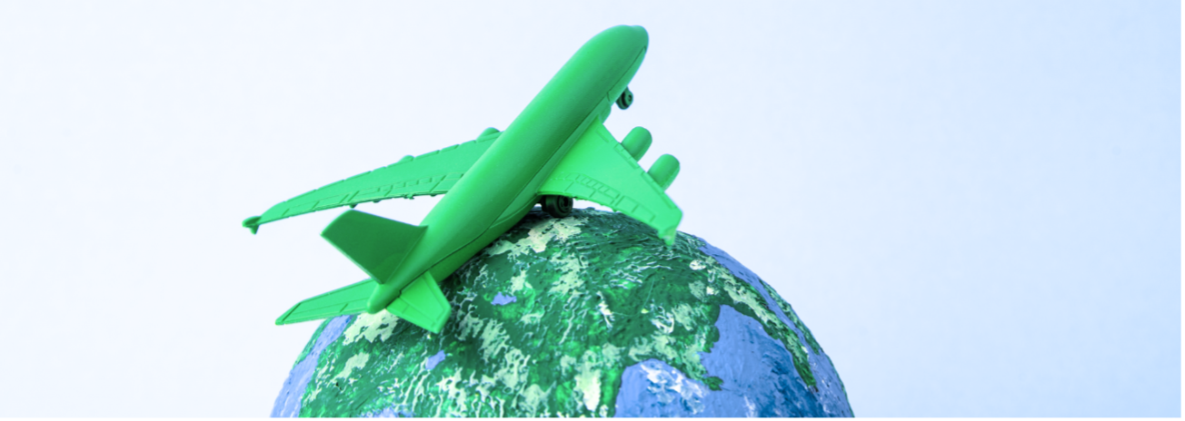 Avião verde sobre o globo terrestre simbolizando a união entre comércio exterior e sustentabilidade na logística global