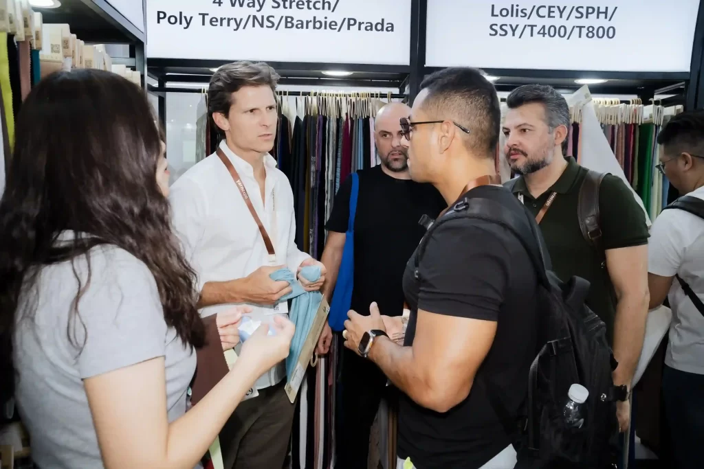 Especialista da City Comex conferindo qualidade de tecidos na Intertextile Shanghai