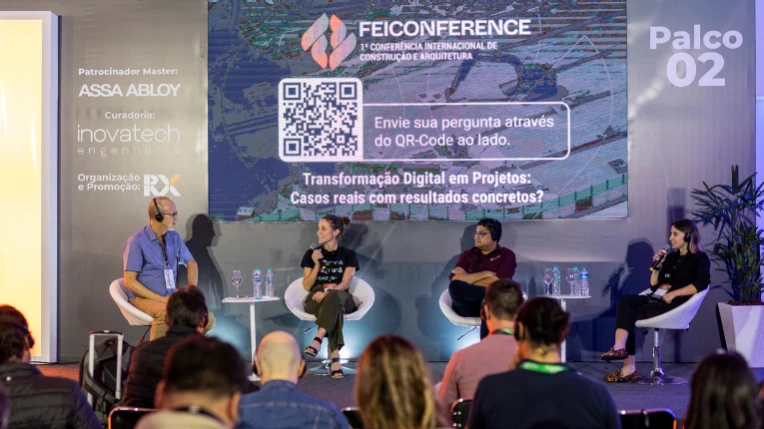 Painel sobre transformação digital na construção civil durante a Feicon 2026 com especialistas debatendo tendências do setor