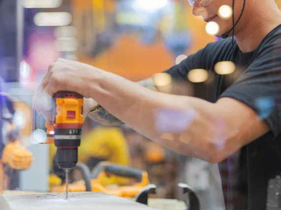 Profissional utilizando ferramenta elétrica em ambiente industrial representando as tendências da Feicon 2026 em tecnologia e produtividade