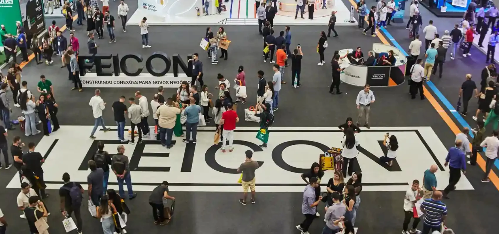 Visão geral da Feicon 2026 com estandes e visitantes destacando as principais tendências da construção civil e inovação no setor